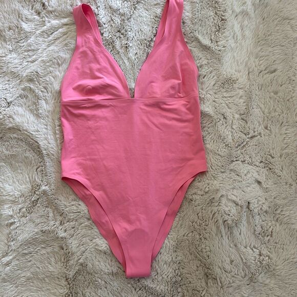 L*Space Seamless Katniss One Piece Swimsuit in Guava Size L - Picture 7 of 10